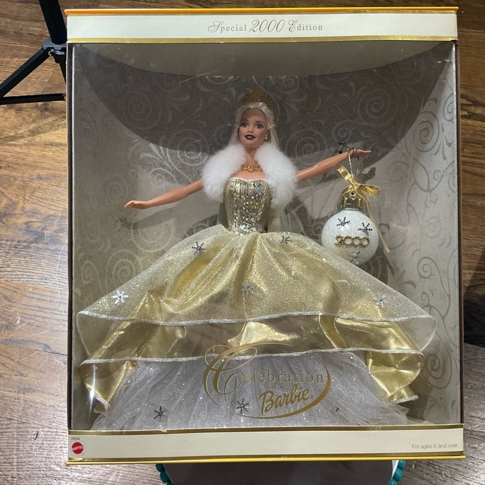 Vintage Special 2000 Edition Celebration Barbie in Gold and Silver - Picture 3 of 7